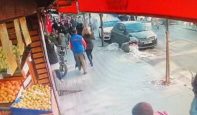 İstanbul’da şoförünün kalp krizi geçirdiği araba, park halindeki araçlara çarptı
