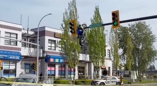 Kanada’da beyin yakan motosiklet kazası: Trafik lambasında asılı kaldı