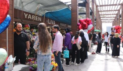 Kayseri’de anneler günü nedeniyle çiçekçilerde yoğunluk oluştu