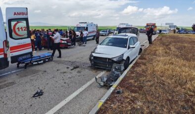 Konya’da 2 arabanın çarpıştığı kazada 5 kişi yaralandı
