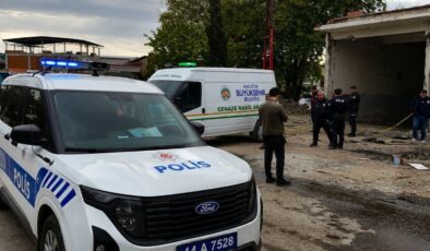 Malatya’da elektrik direğinden düşüp öldü: Olay anı kamerada