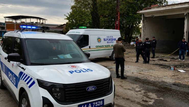 Malatya’da elektrik direğinden düşüp öldü: Olay anı kamerada