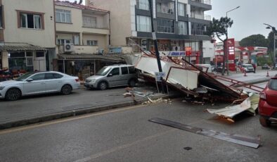 Manisa’da fırtınada uçan çatı, caddenin ortasına düştü