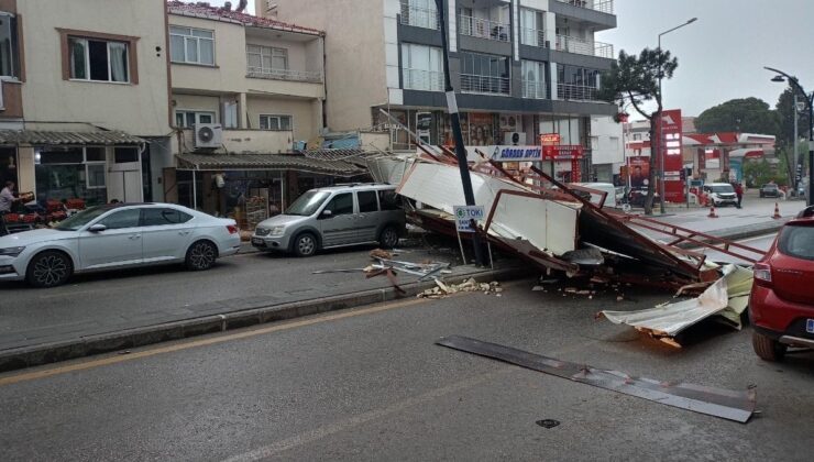 Manisa’da fırtınada uçan çatı, caddenin ortasına düştü