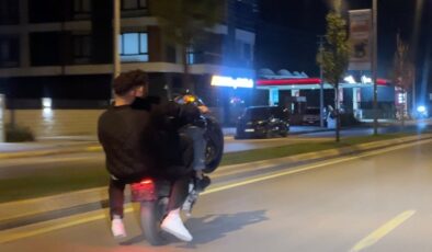 Sakarya’da tehlikeli şov: 3 kişi tek motosikletle trafiği birbirine kattı