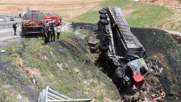 Şırnak’ta freni boşalan tır, alev topuna döndü: Şoför kabinde can verdi