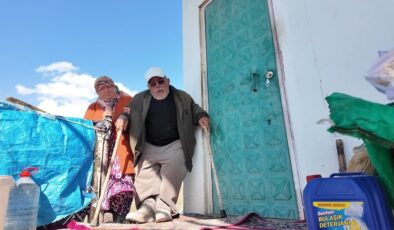 Sivas’ta bedensel engelli eşine gözü üzere bakıyor