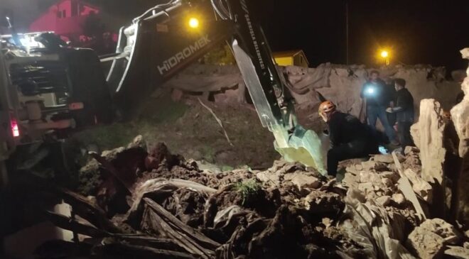 Sivas’ta çöken çatının altında kalan 13 hayvan telef oldu