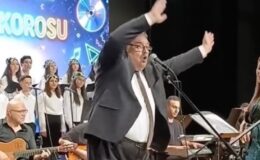 Zonguldak’ta sesi Barış Manço’ya benzeyen müdür, toplumsal medyaya damga vurdu